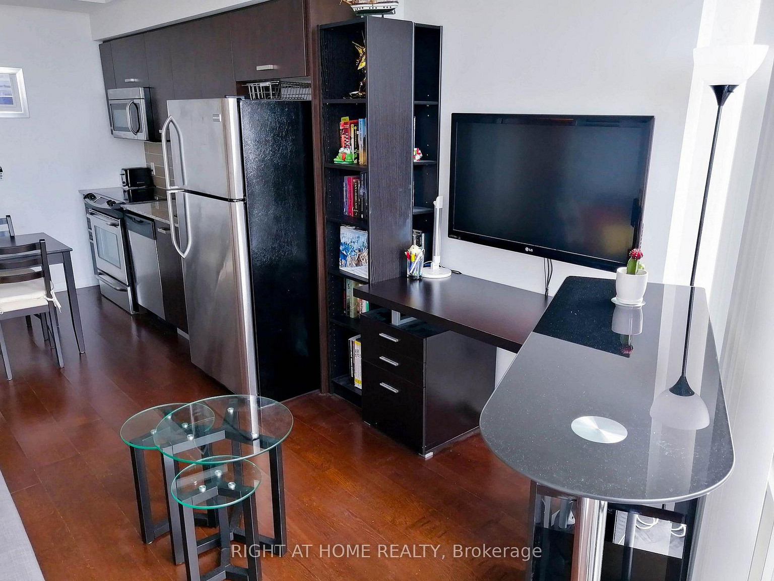 832 Bay St (Burano Building) - Photo 44