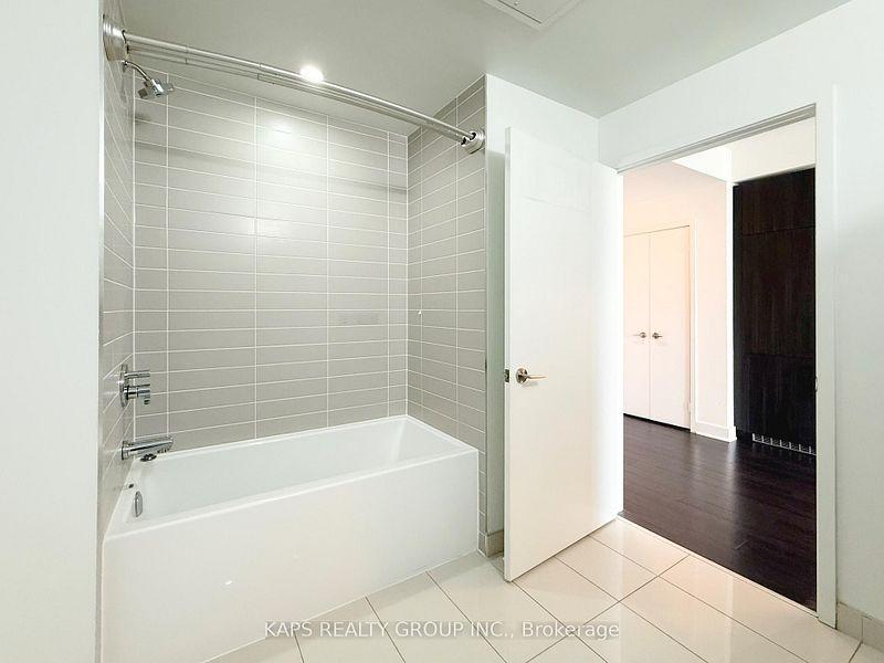 290 Adelaide (Bond) - Photo 22