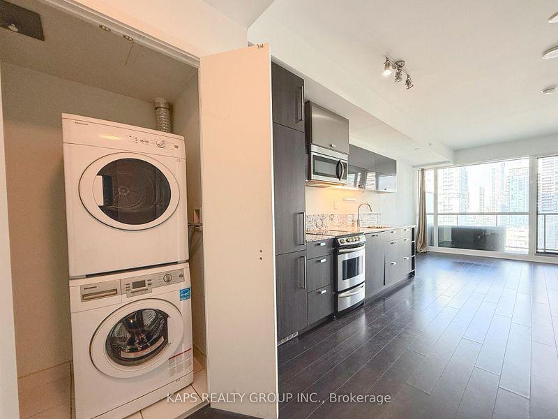 290 Adelaide (Bond) - Photo 18