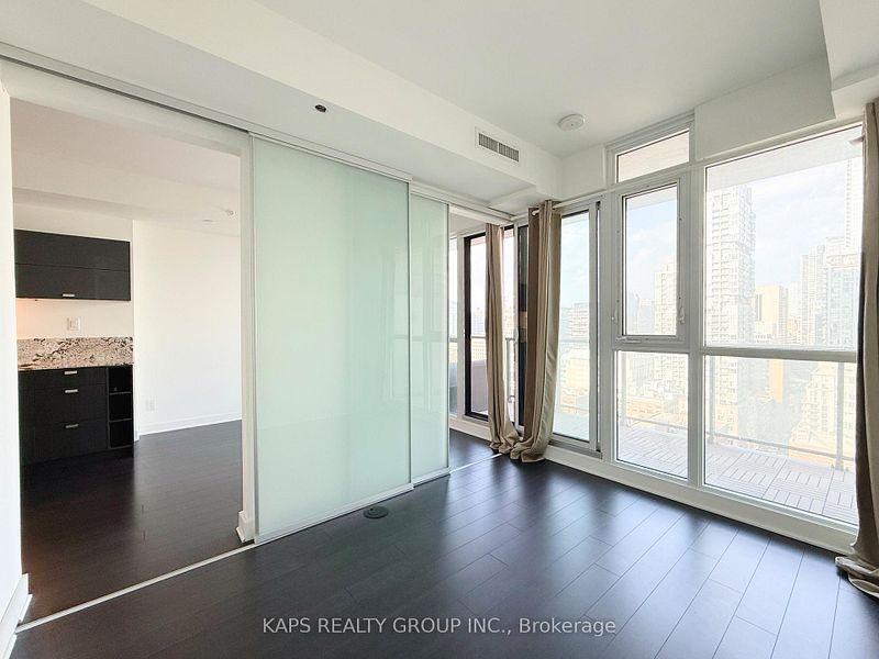 290 Adelaide (Bond) - Photo 32