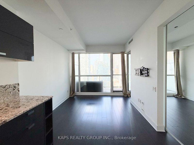 290 Adelaide (Bond) - Photo 36