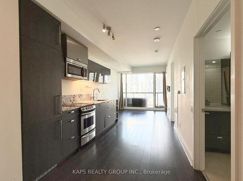 290 Adelaide (Bond) - Photo 16