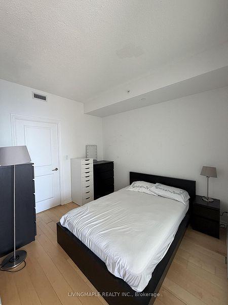 386 Yonge (Aura At College Park) - Photo 32