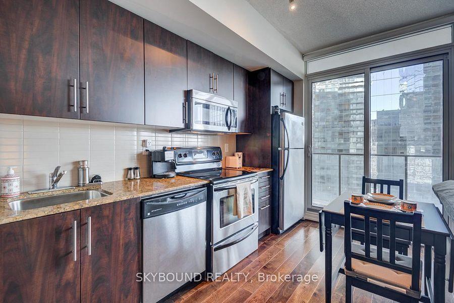 55 Bremner (Maple Leaf Square) - Photo 28