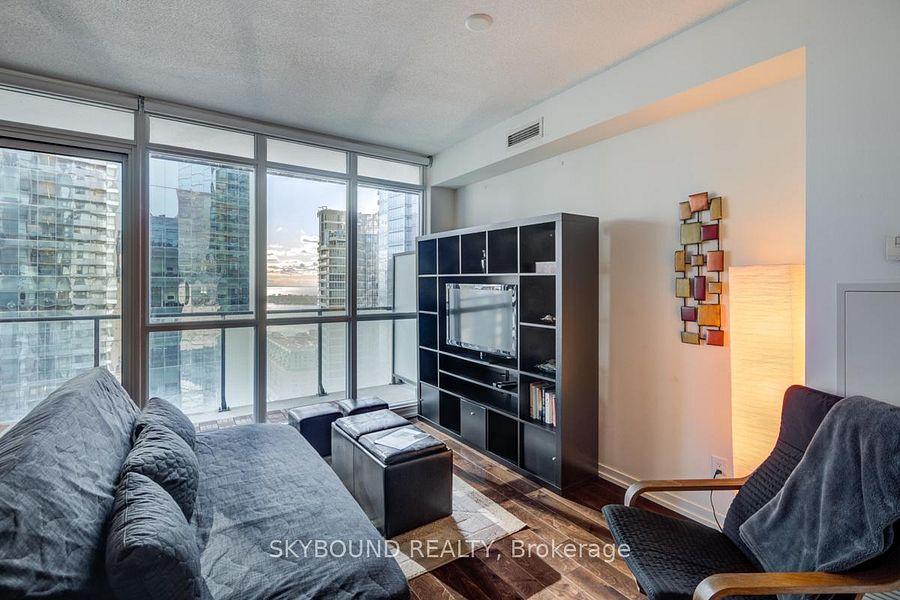 55 Bremner (Maple Leaf Square) - Photo 34