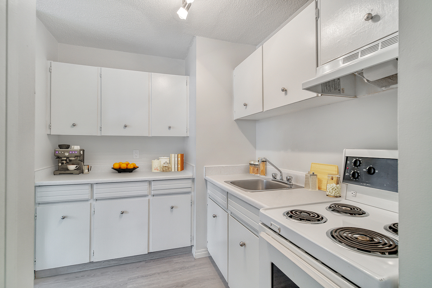 Chateau Apartments - Photo 10