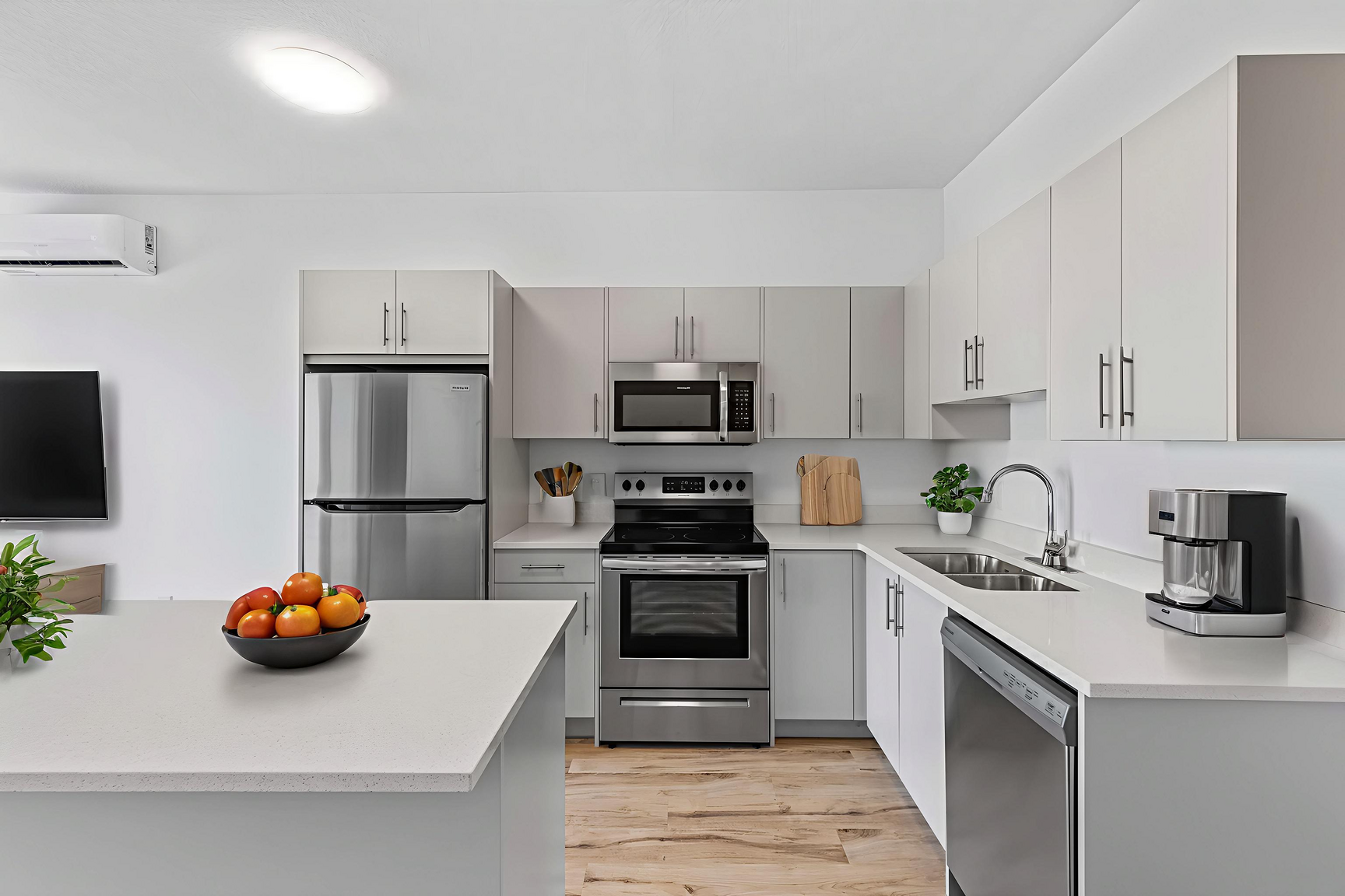 639 Main 7