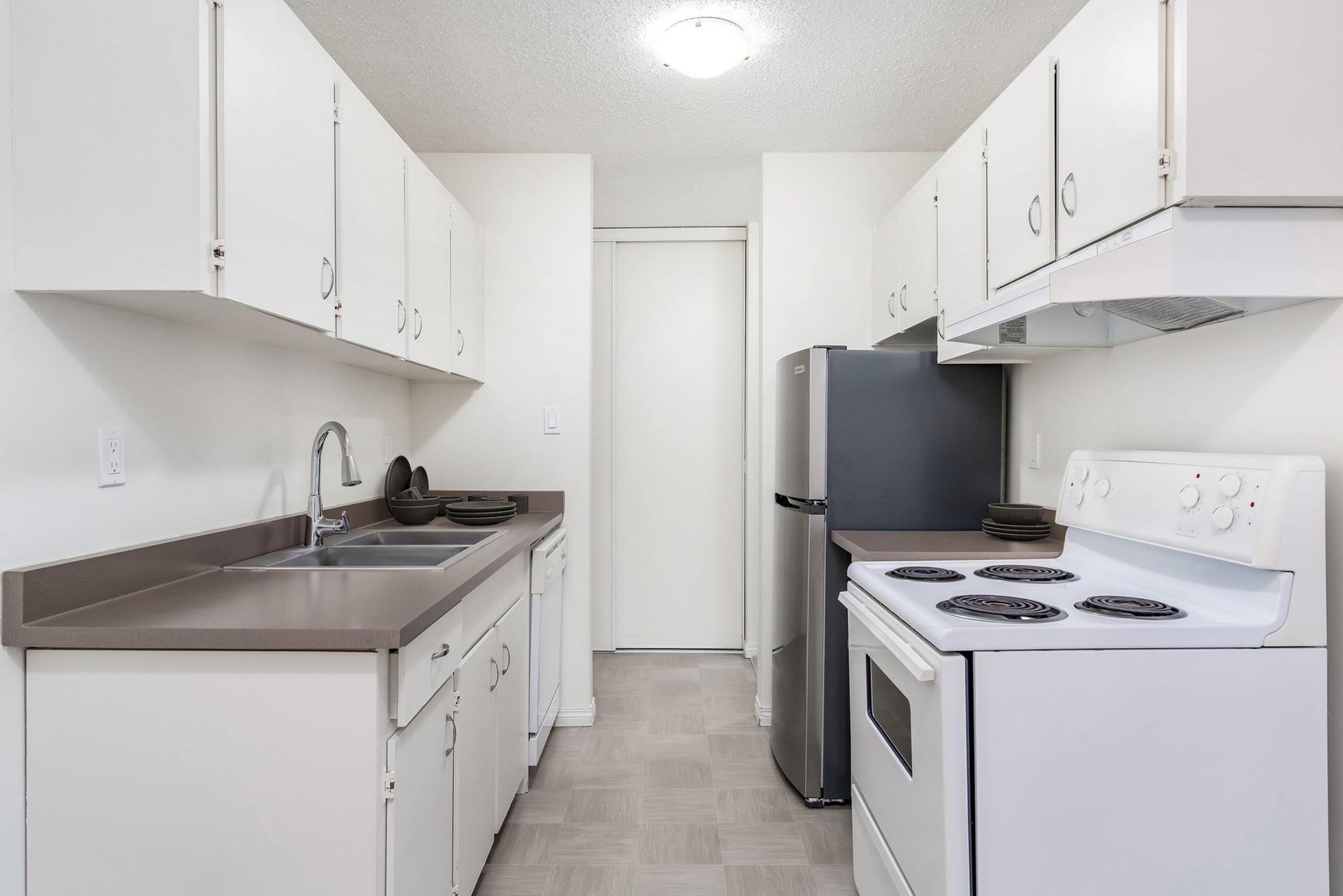 West Edmonton Court - Photo 2