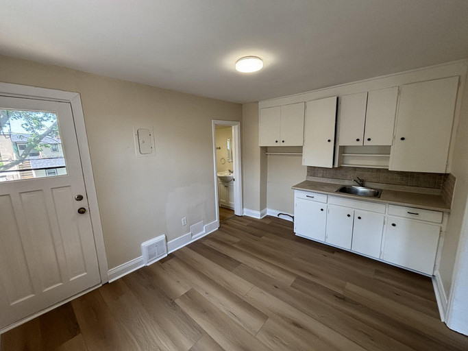591 Ontario St. - B