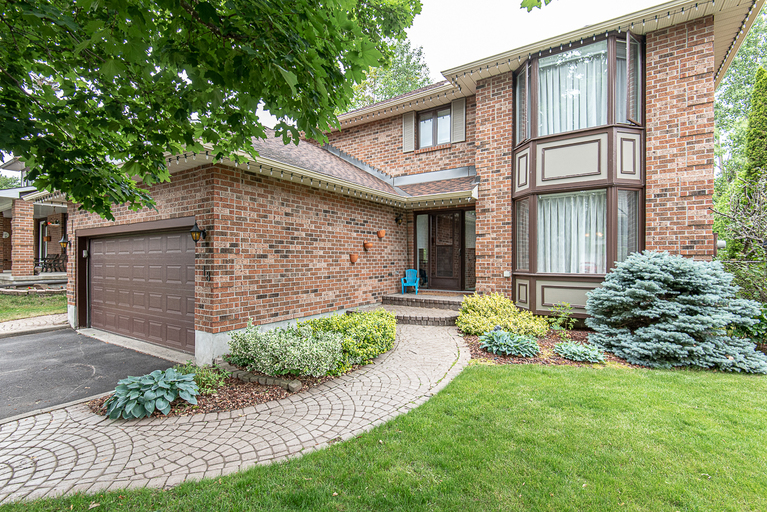 0d2aff2563804b48ab5e723ee53b6abf.jpg 18 Hesse Crescent - 1