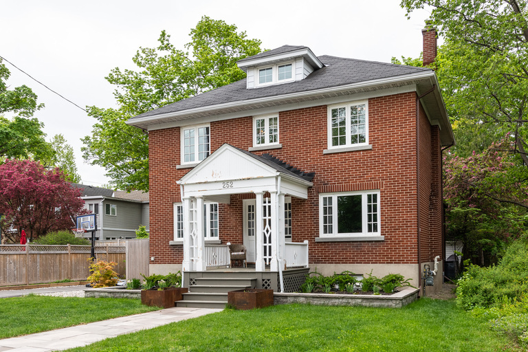 3d8ddf7514a24da2a017471d7ccaa6b5.jpg 252 Harmer Avenue South - 1