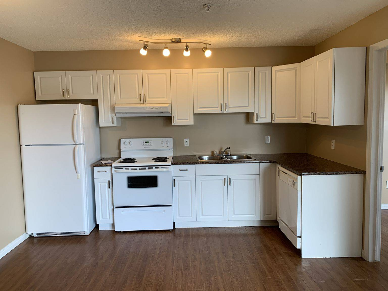 Parkdale Manor - Photo 8