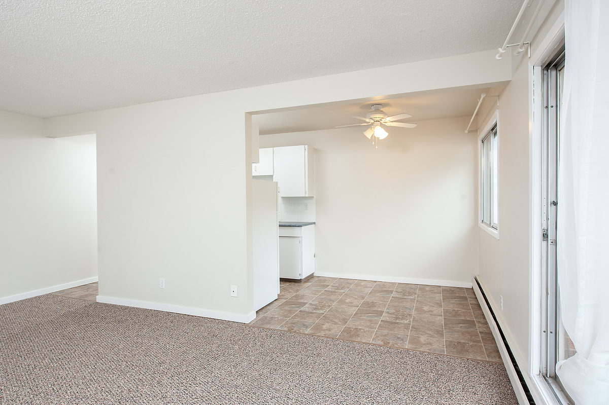Diplomat Manor - Photo 11