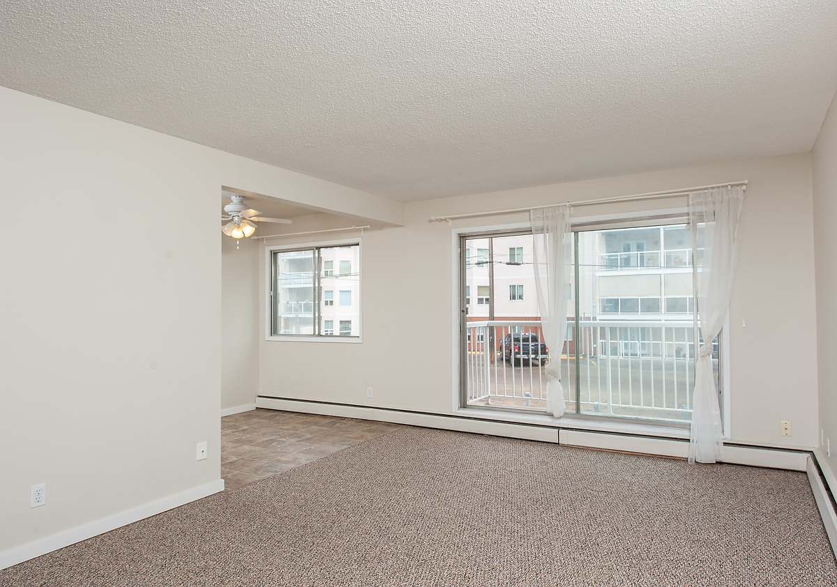 Diplomat Manor - Photo 13