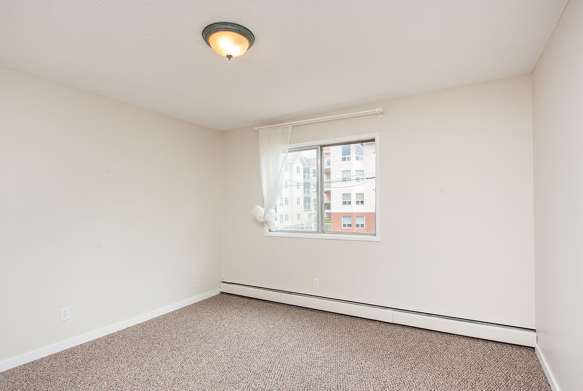 Diplomat Manor - Photo 16