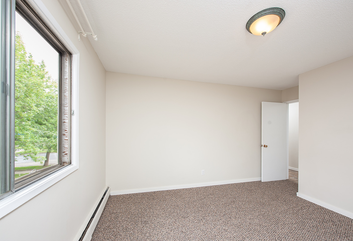 Diplomat Manor - Photo 17
