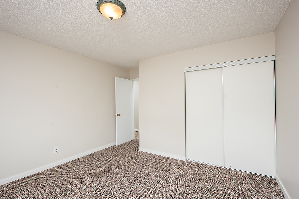Diplomat Manor - Photo 18