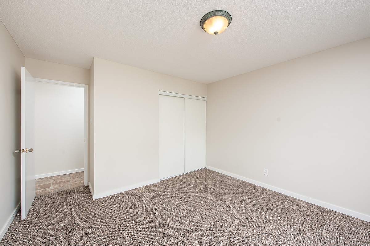 Diplomat Manor - Photo 19