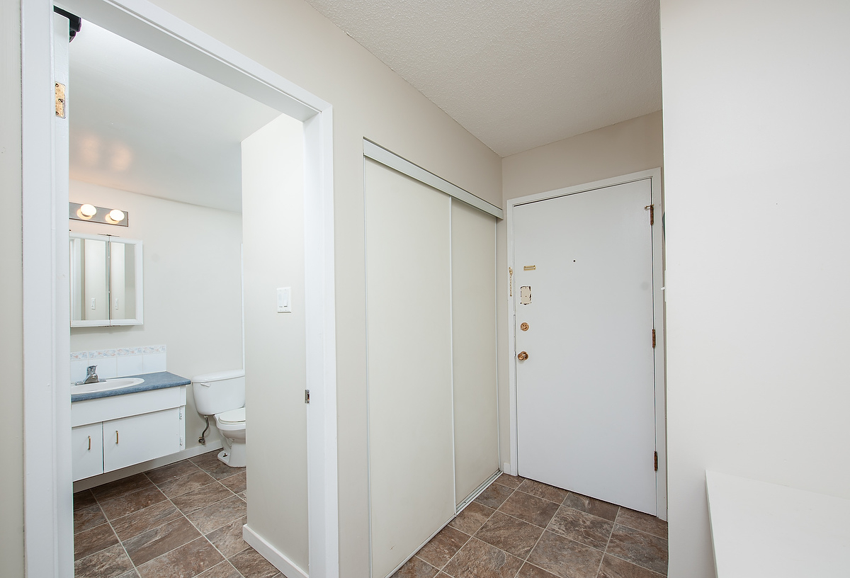 Diplomat Manor - Photo 20