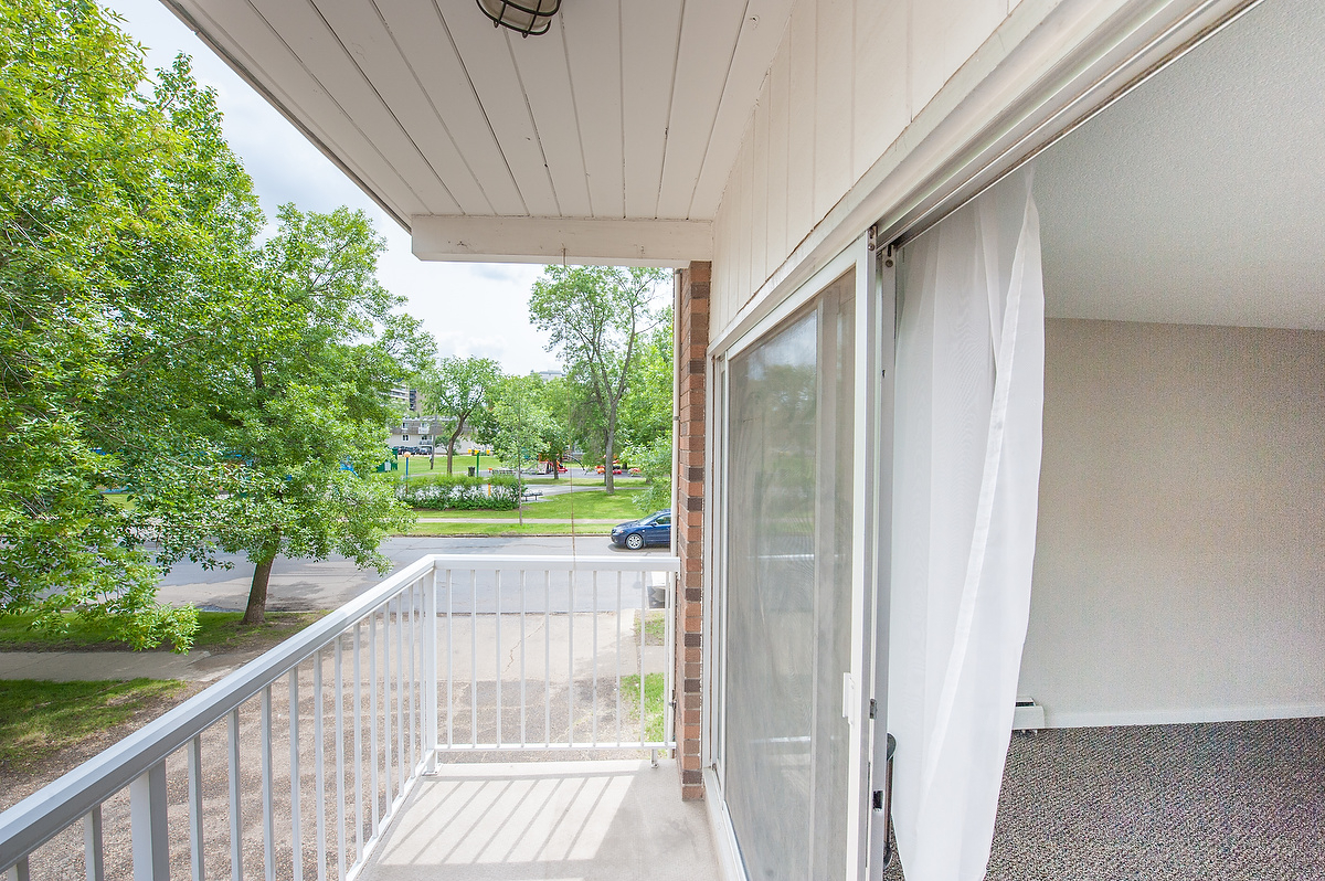 Diplomat Manor - Photo 24