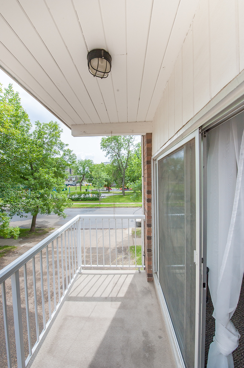 Diplomat Manor - Photo 25