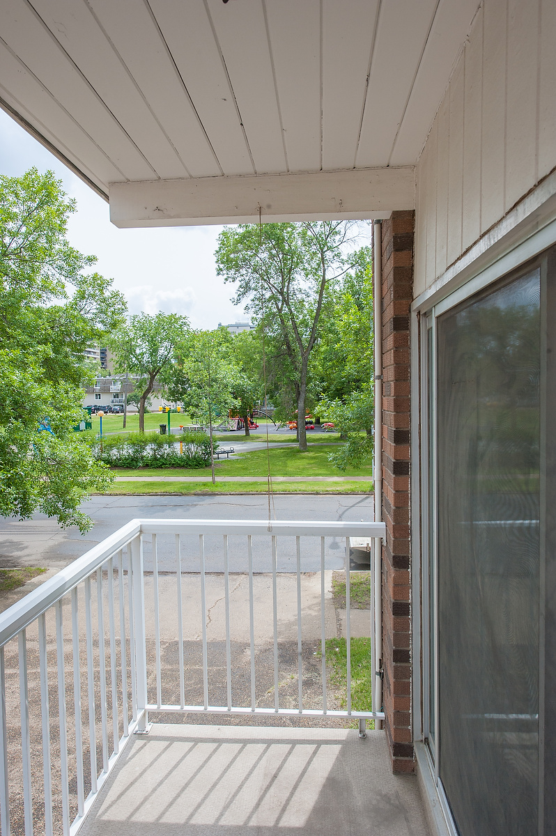 Diplomat Manor - Photo 26