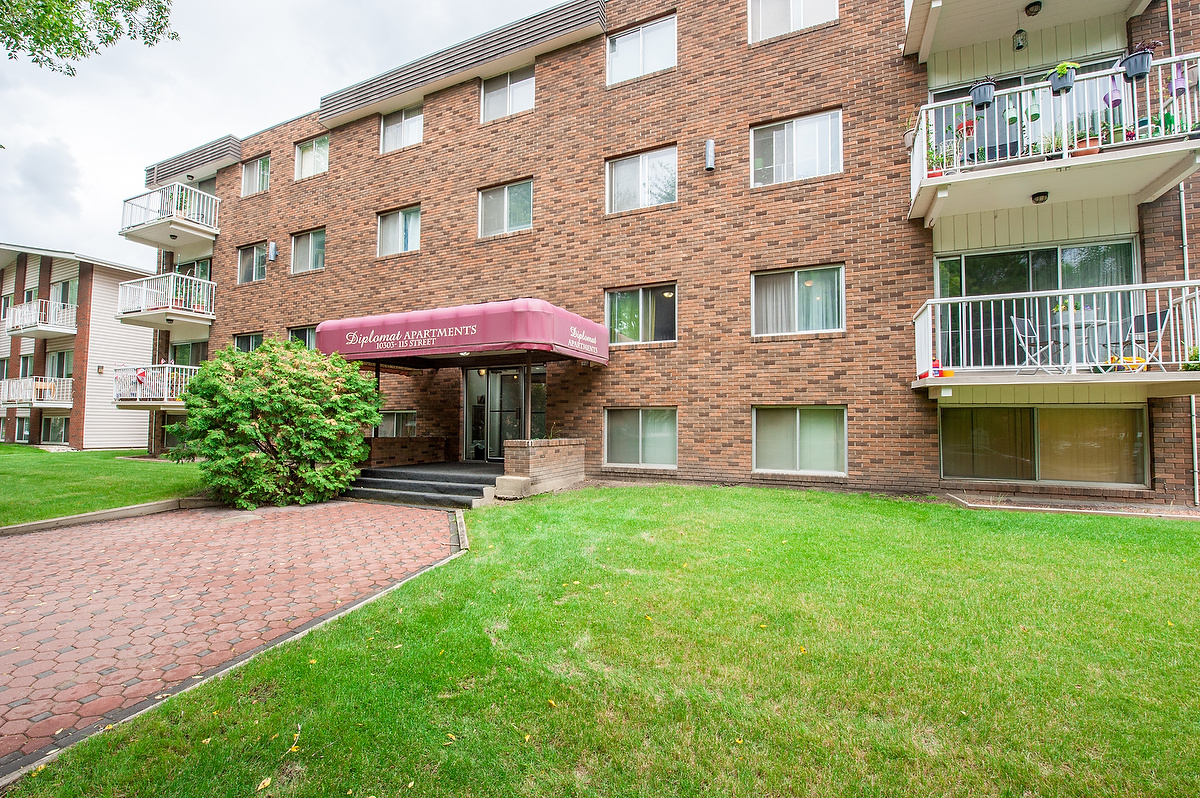 Diplomat Manor - Photo 30