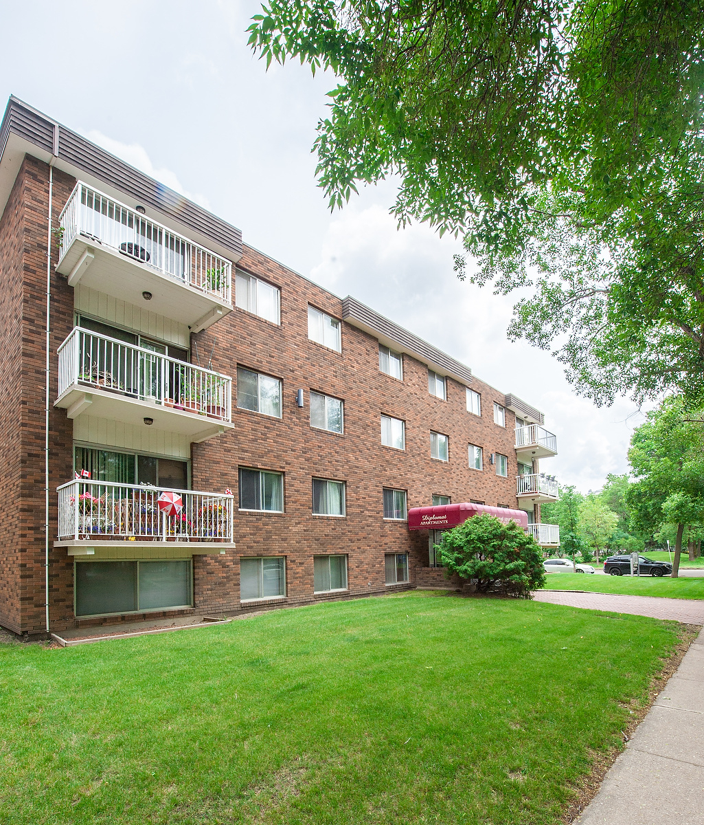 Diplomat Manor - Photo 32