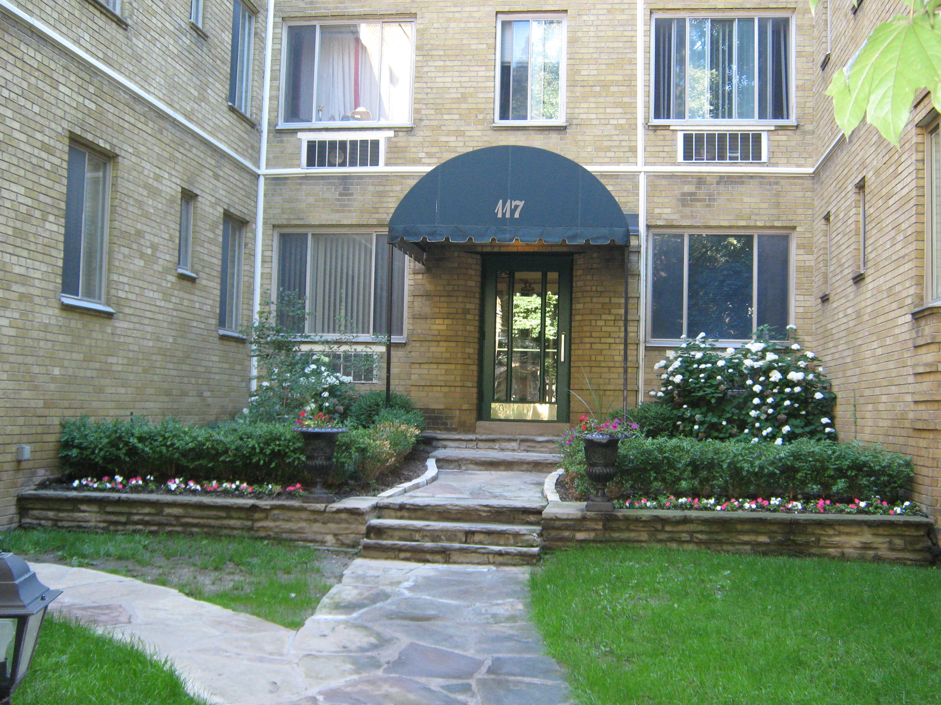 725 Eglinton Ave W, Toronto, ON M5N 1C7 — photo 3