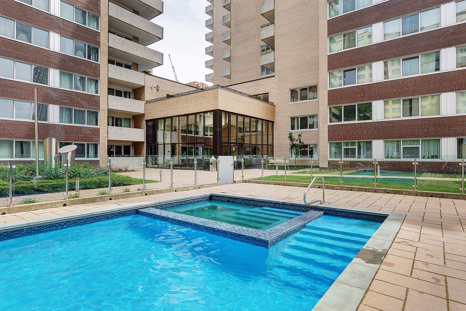 3450 Drummond Tower A - Photo 2