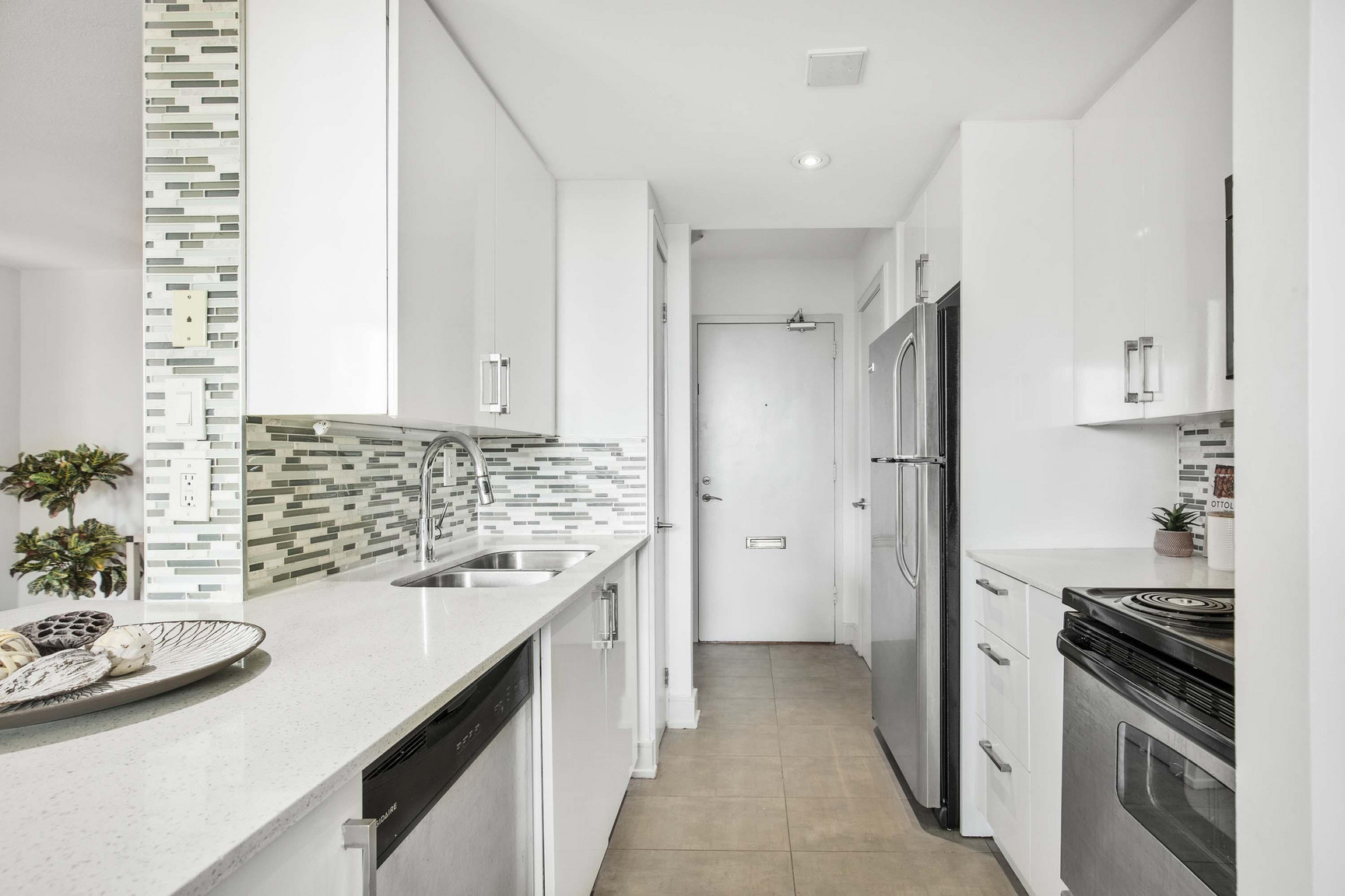 225 Davisville Avenue - Photo 4