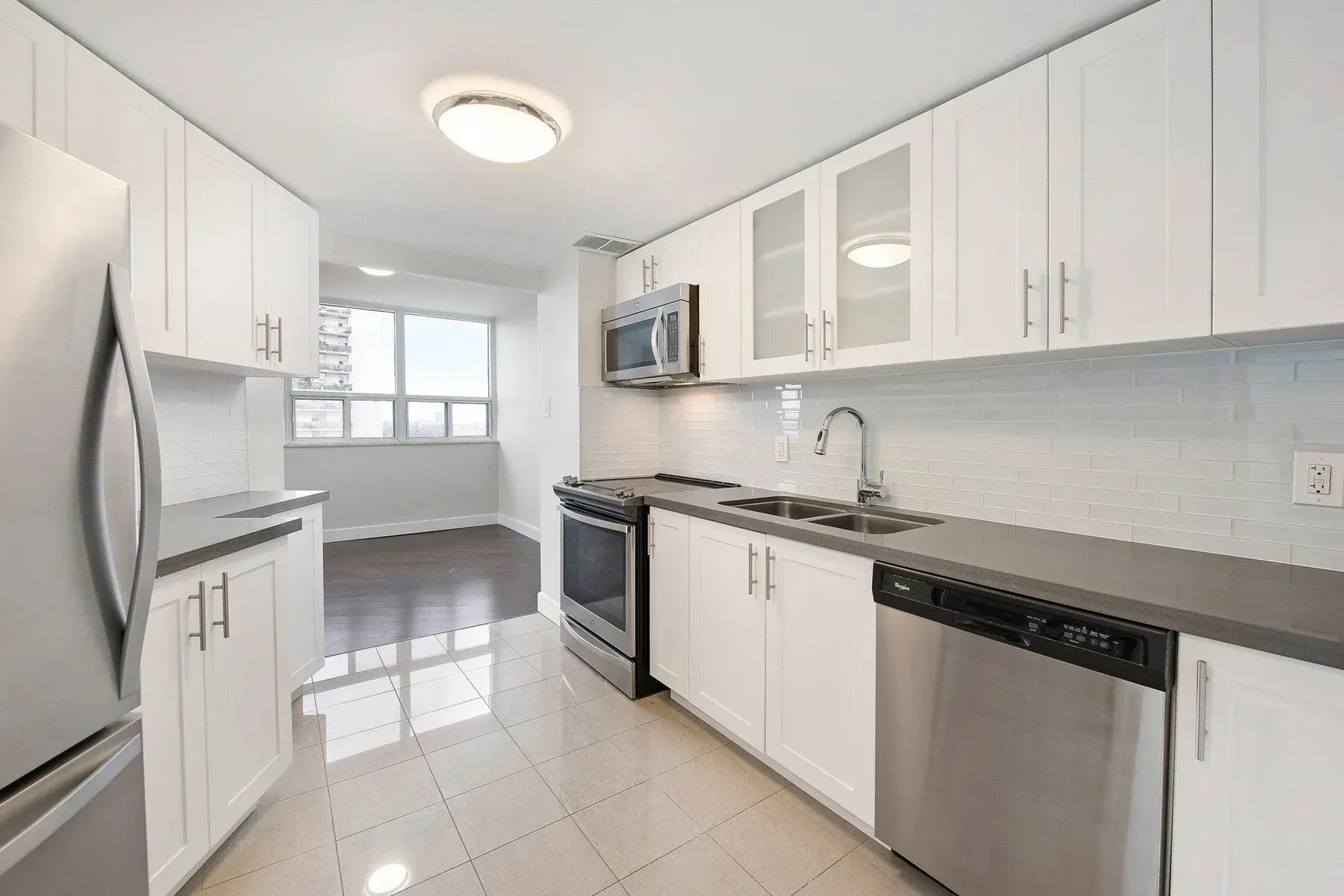 6151 Bathurst St - Photo 2