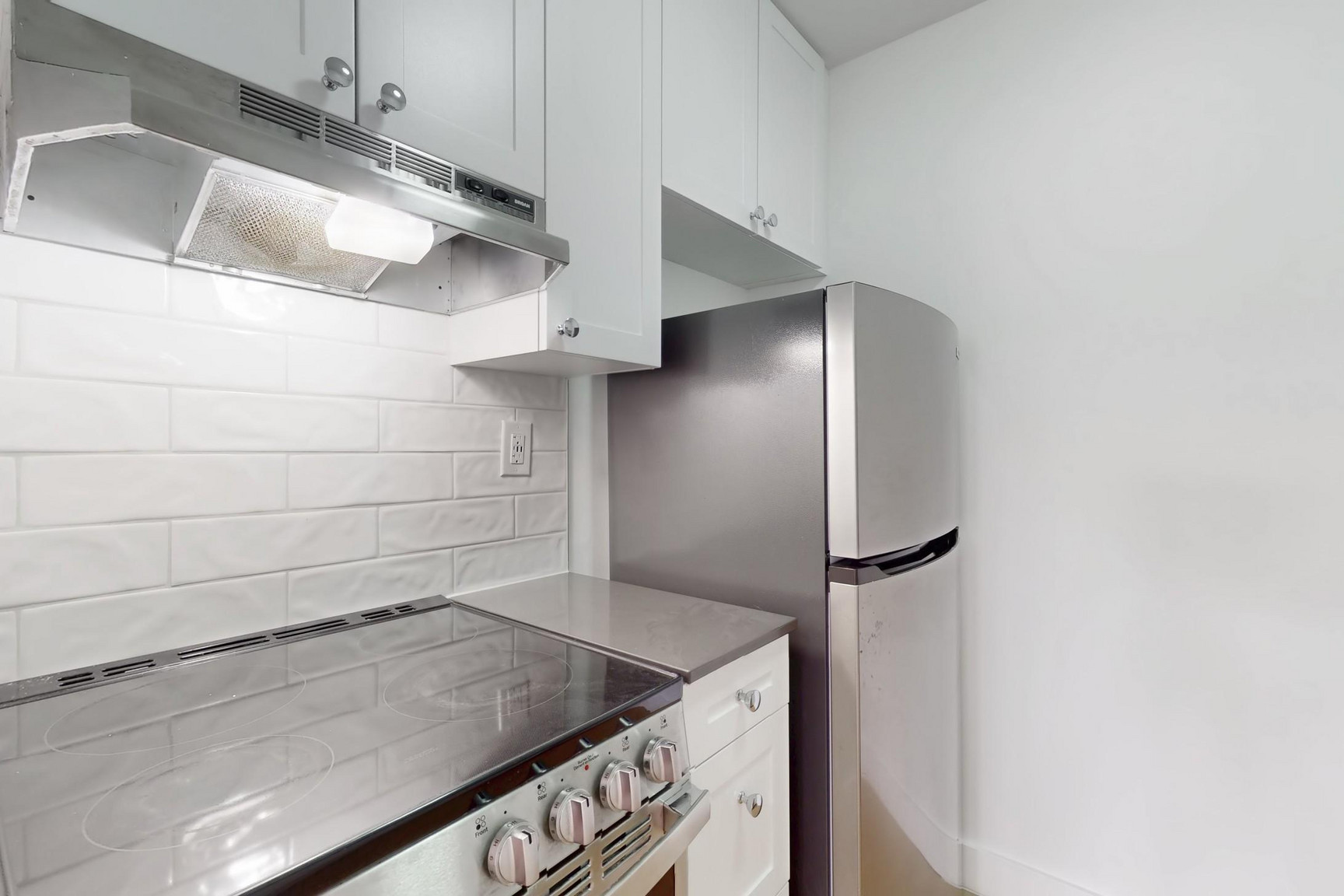 498 Queens Avenue - Photo 2