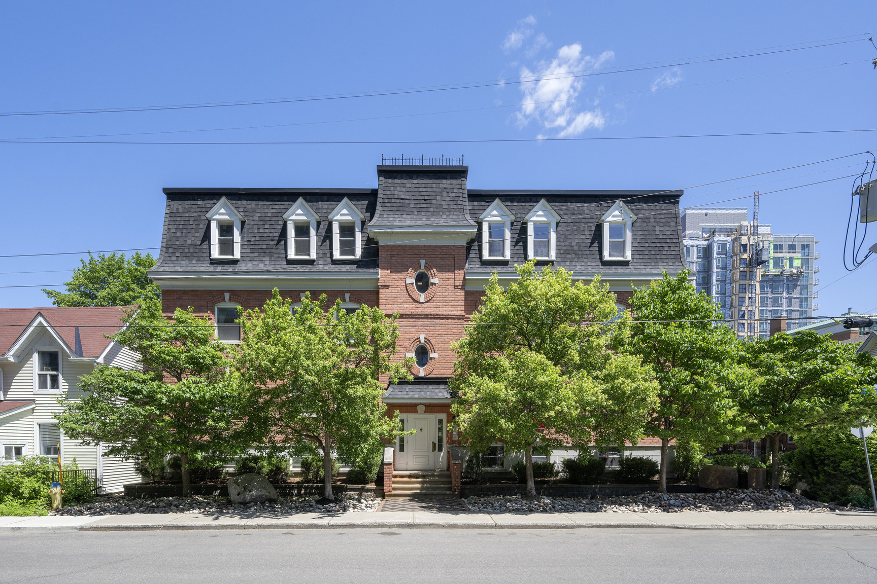 385 Bell St South