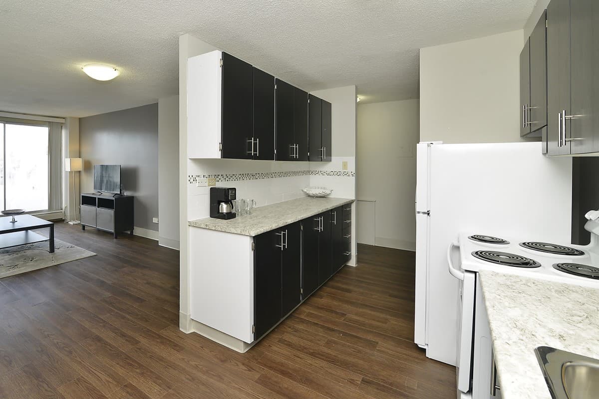 Camelot Suites - Photo 12