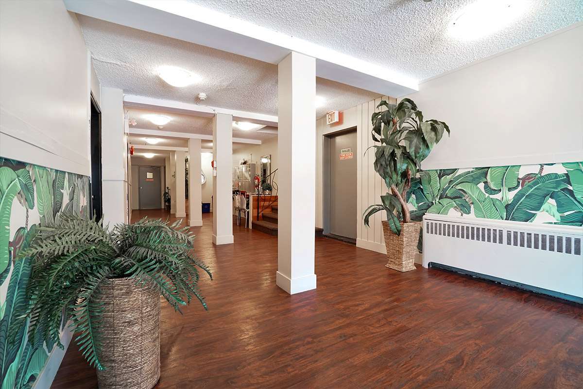 Redwood Manor - Photo 16