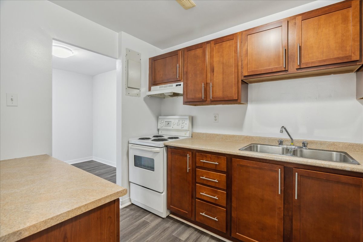 Colonial Court - Photo 14