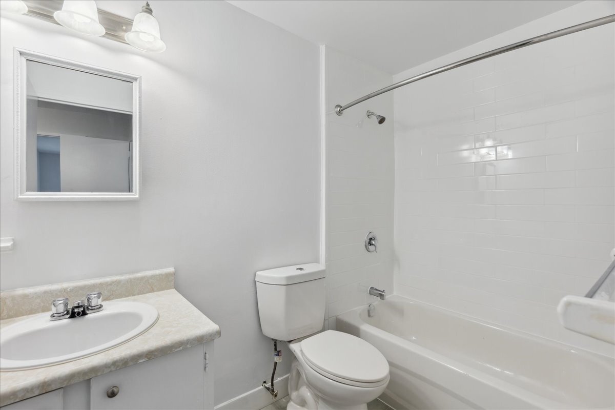 Colonial Court - Photo 16