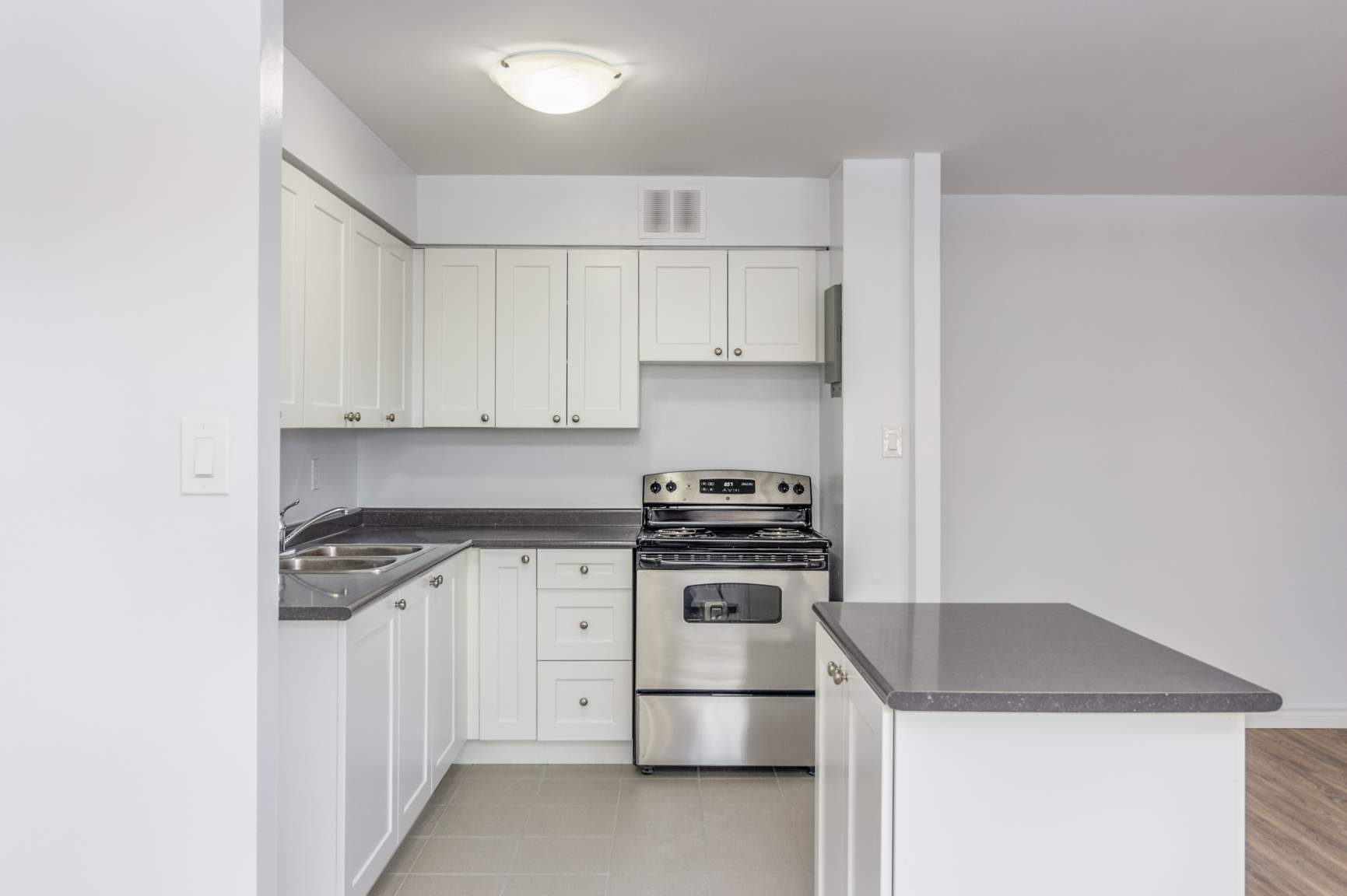 275 North Service Road Apartments - Photo 5