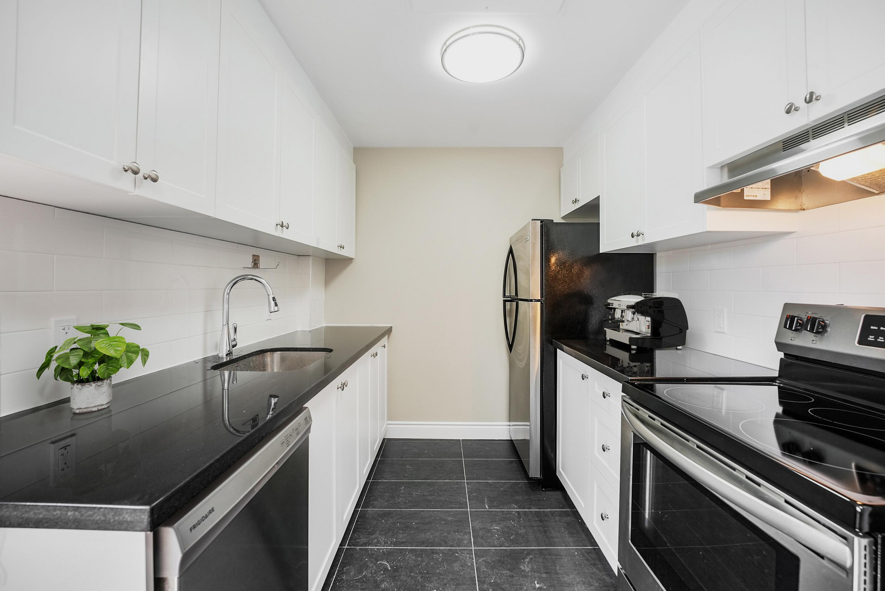 205 Oxford Apartments - Photo 2