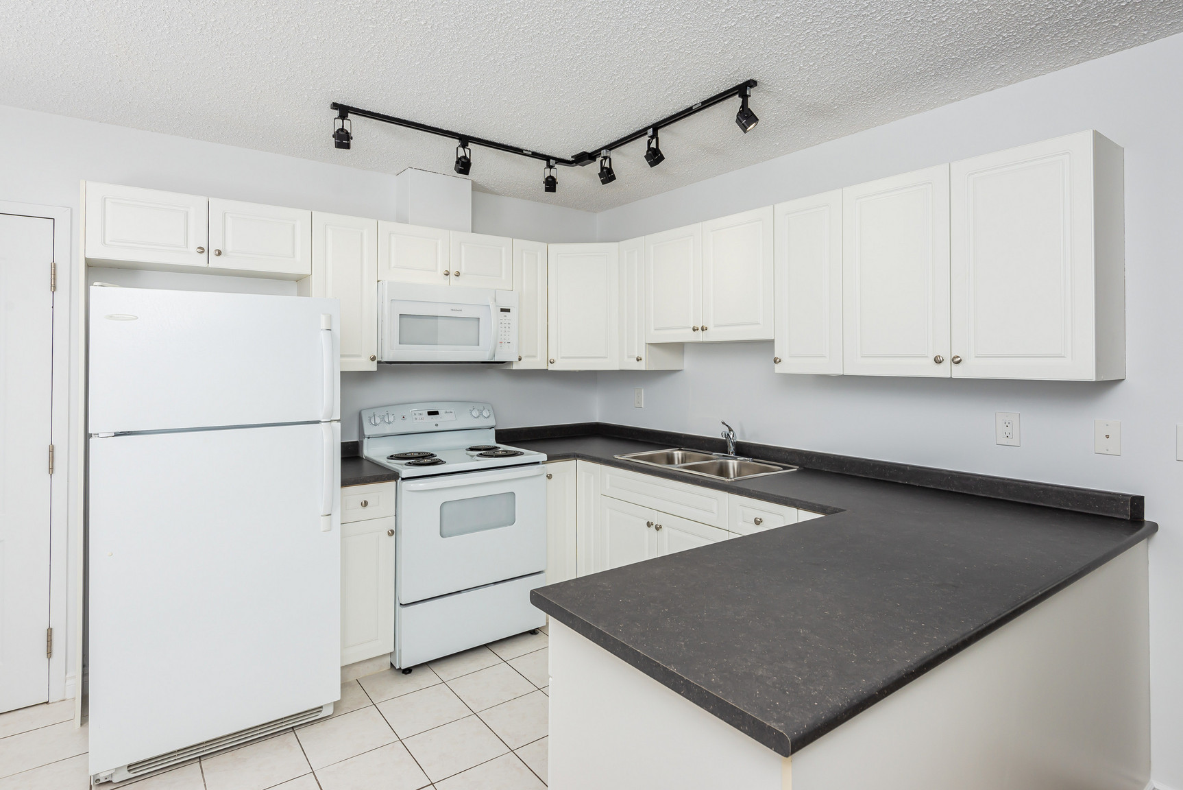 Grand Central Manor - Photo 3