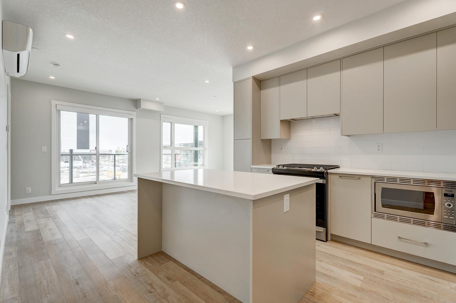 SHORT TERM LEASE Spacious 2 Bedroom Condo in the Capella Building & University District! 2 Parkin...