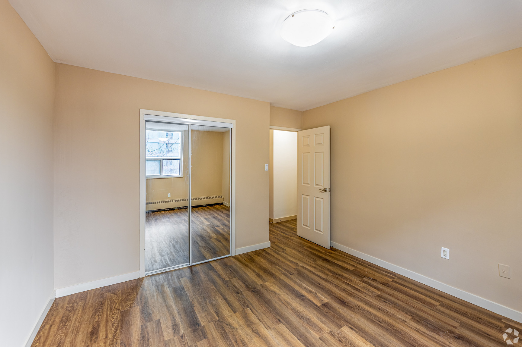 Embassy Apartments - Photo 14