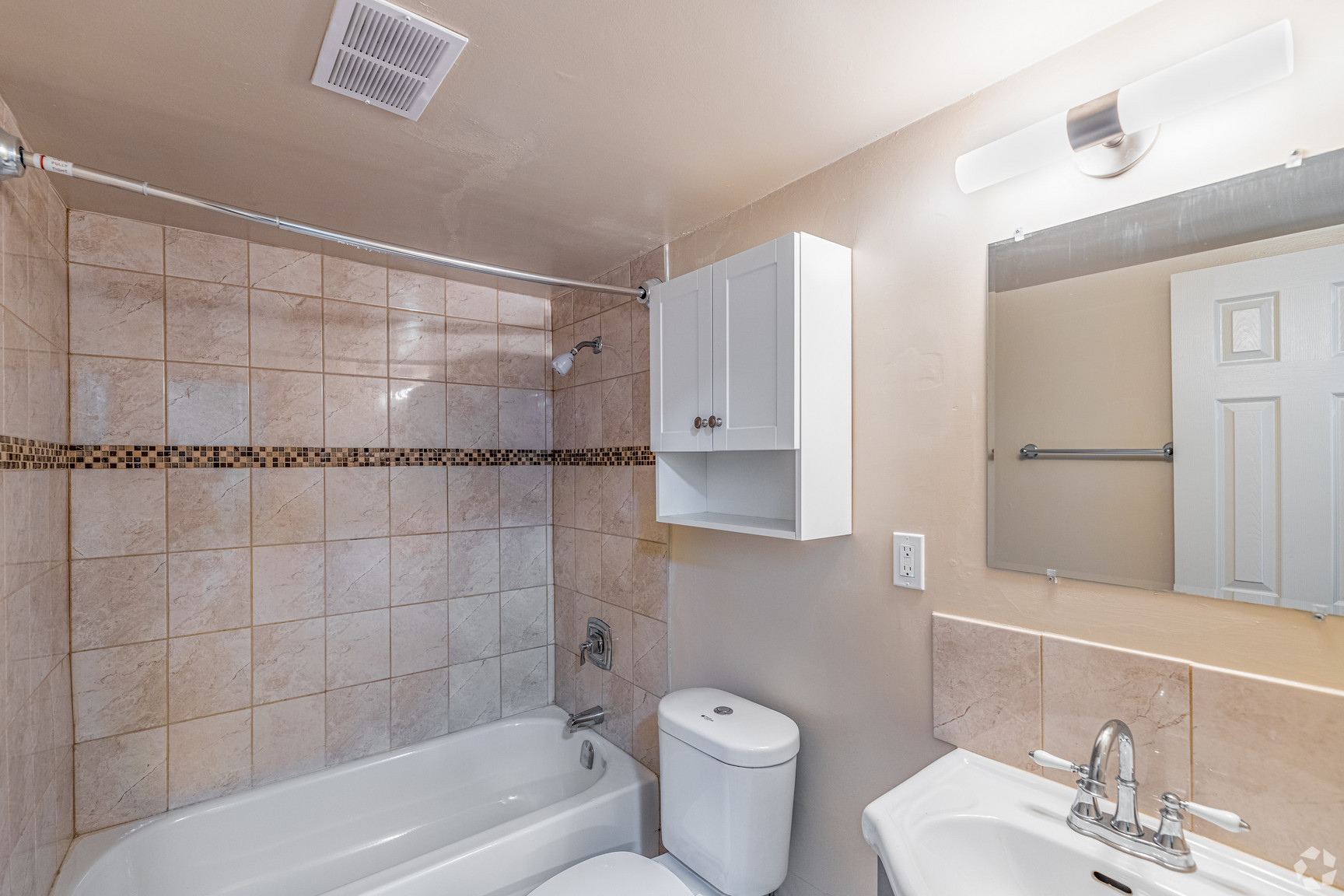 Embassy Apartments - Photo 17