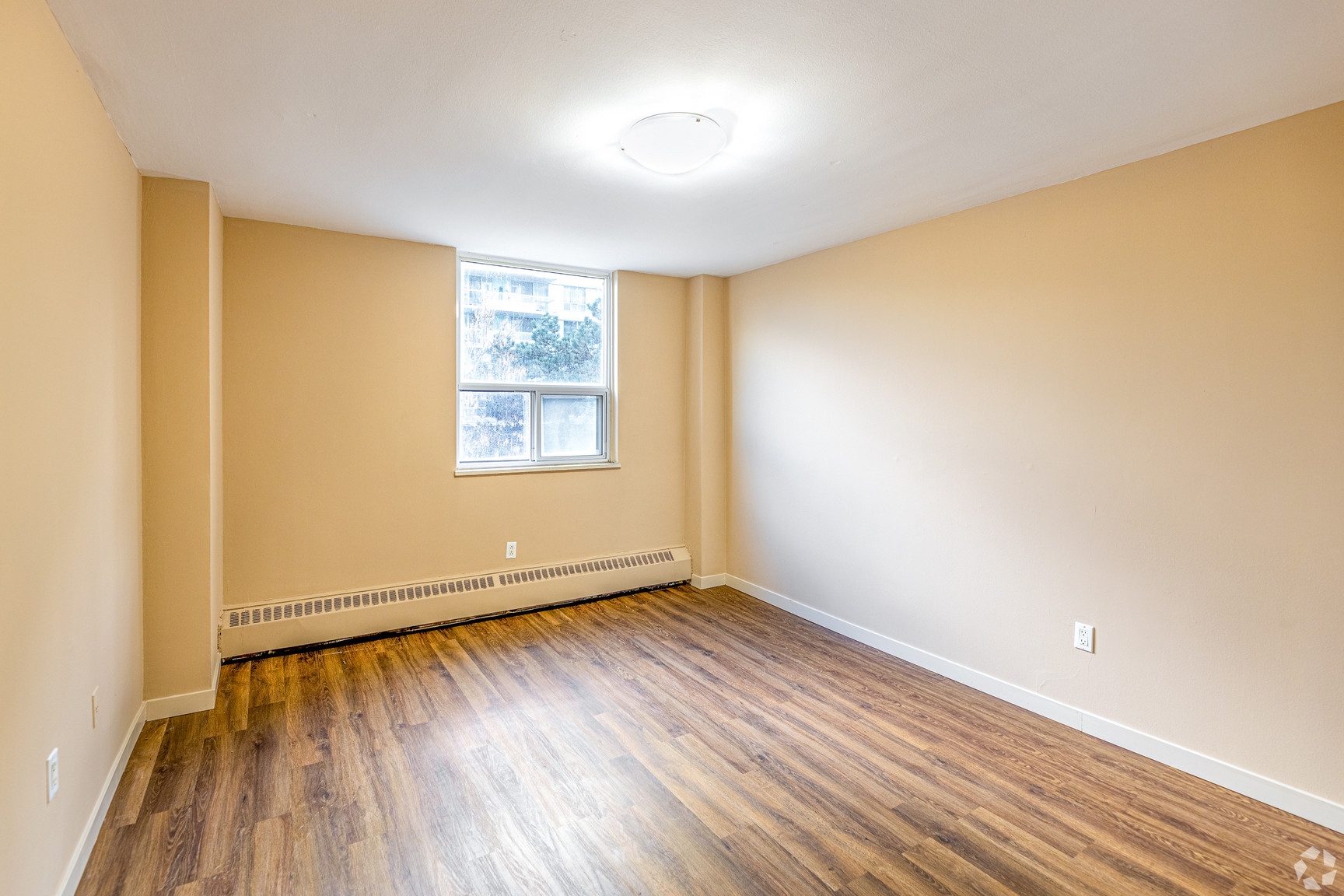 Embassy Apartments - Photo 16