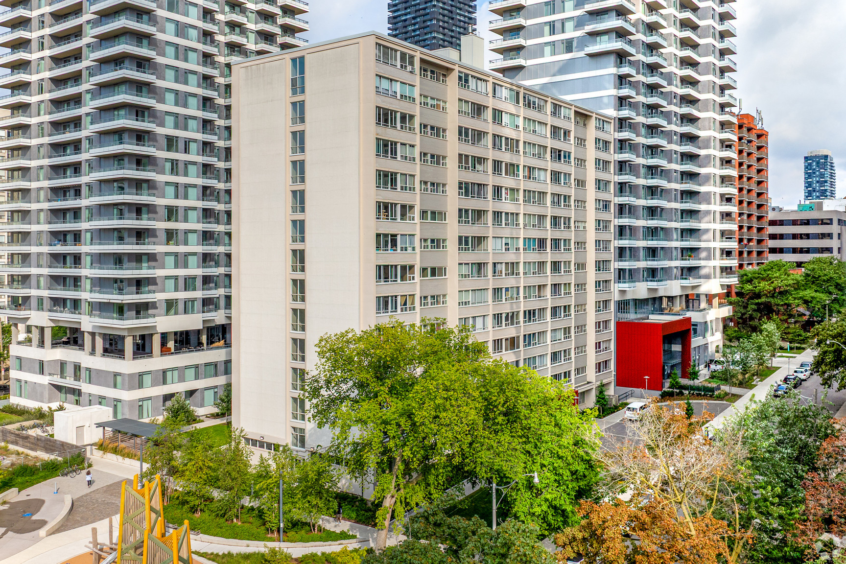 Holly Tower - Yonge and Eglinton - Photo 9
