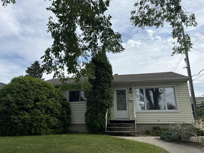 8815 76 St House in Idylwylde neighbourhood