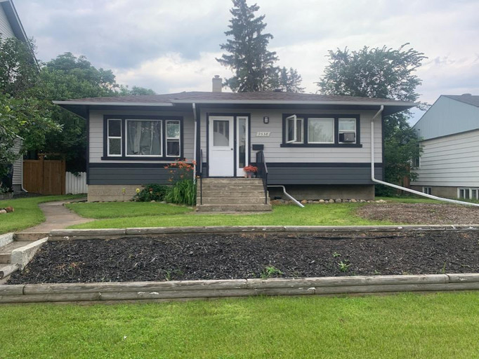 Charming 2-Bedroom House with Detached Garage in Strathearn 9538-86 Street