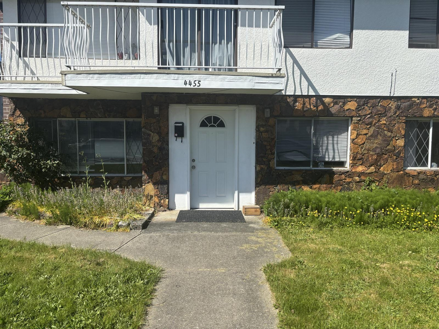 [ID#190] Willingdon Heights 3BR Garden Suite - Photo 4