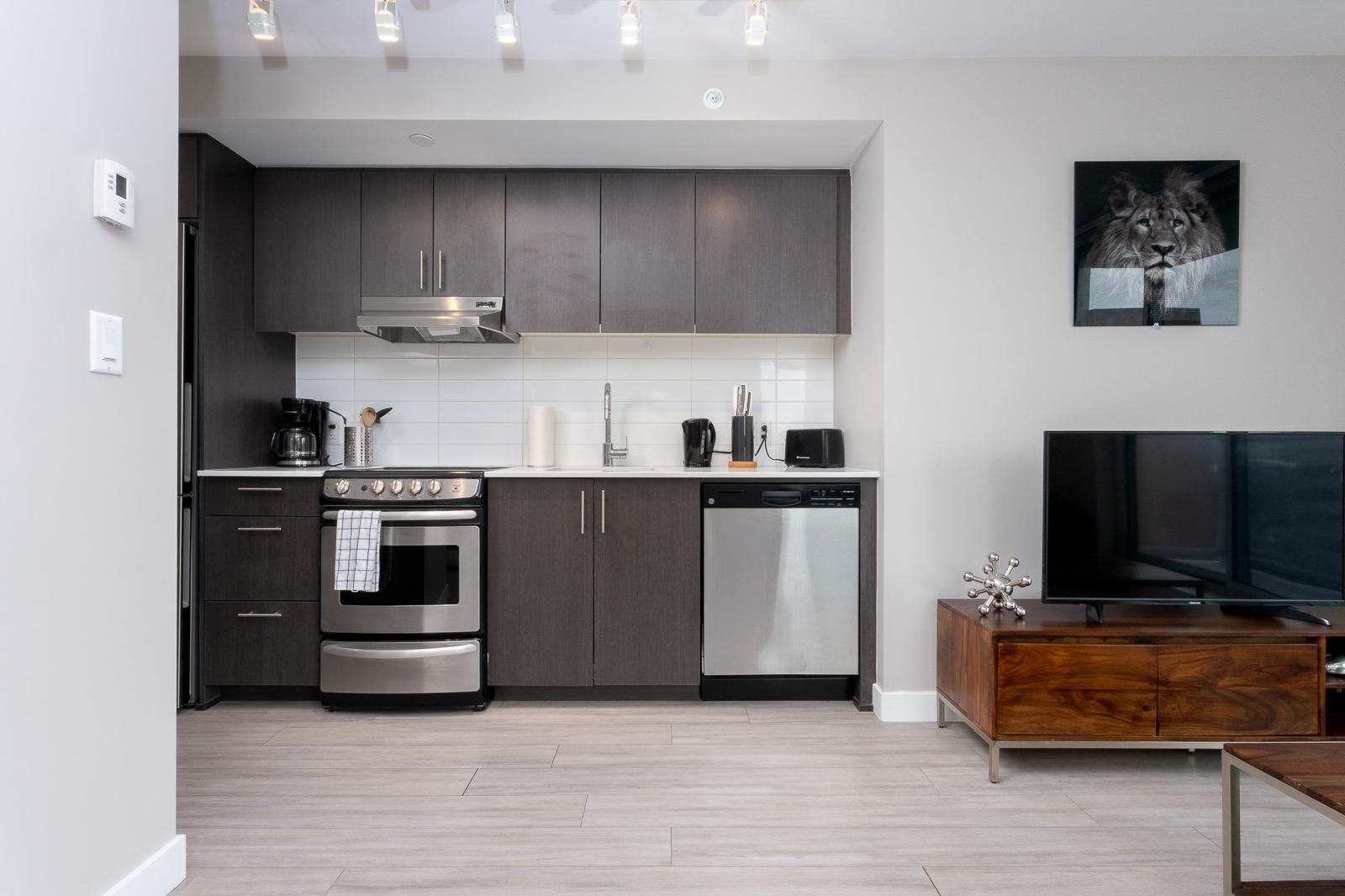 Modern Apartment in Edmonton | Utilities Included - Photo 8